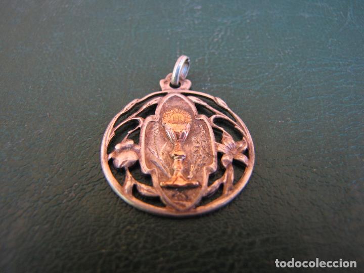 Antig&uuml;edades: 71.- Medalla de plata calada y custodia en oro - Foto 2