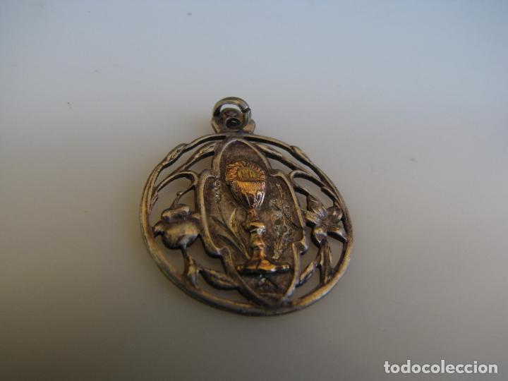 Antig&uuml;edades: 71.- Medalla de plata calada y custodia en oro - Foto 3