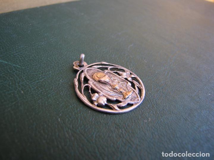 Antig&uuml;edades: 71.- Medalla de plata calada y custodia en oro - Foto 5