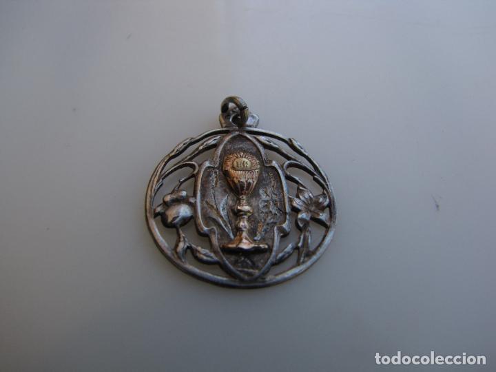 Antig&uuml;edades: 71.- Medalla de plata calada y custodia en oro - Foto 1