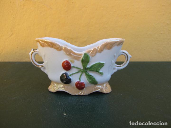Antig&uuml;edades: 71.- Biscuit. Jarroncito altar mes de mayo. Cerezas - Foto 2