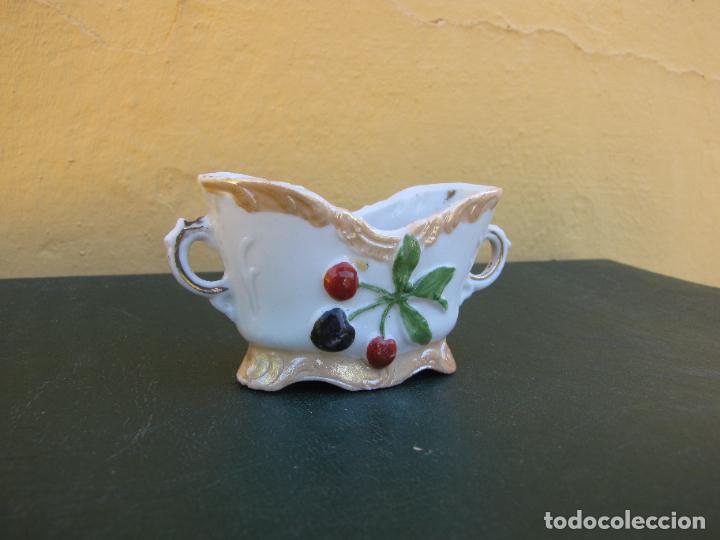 Antig&uuml;edades: 71.- Biscuit. Jarroncito altar mes de mayo. Cerezas - Foto 1