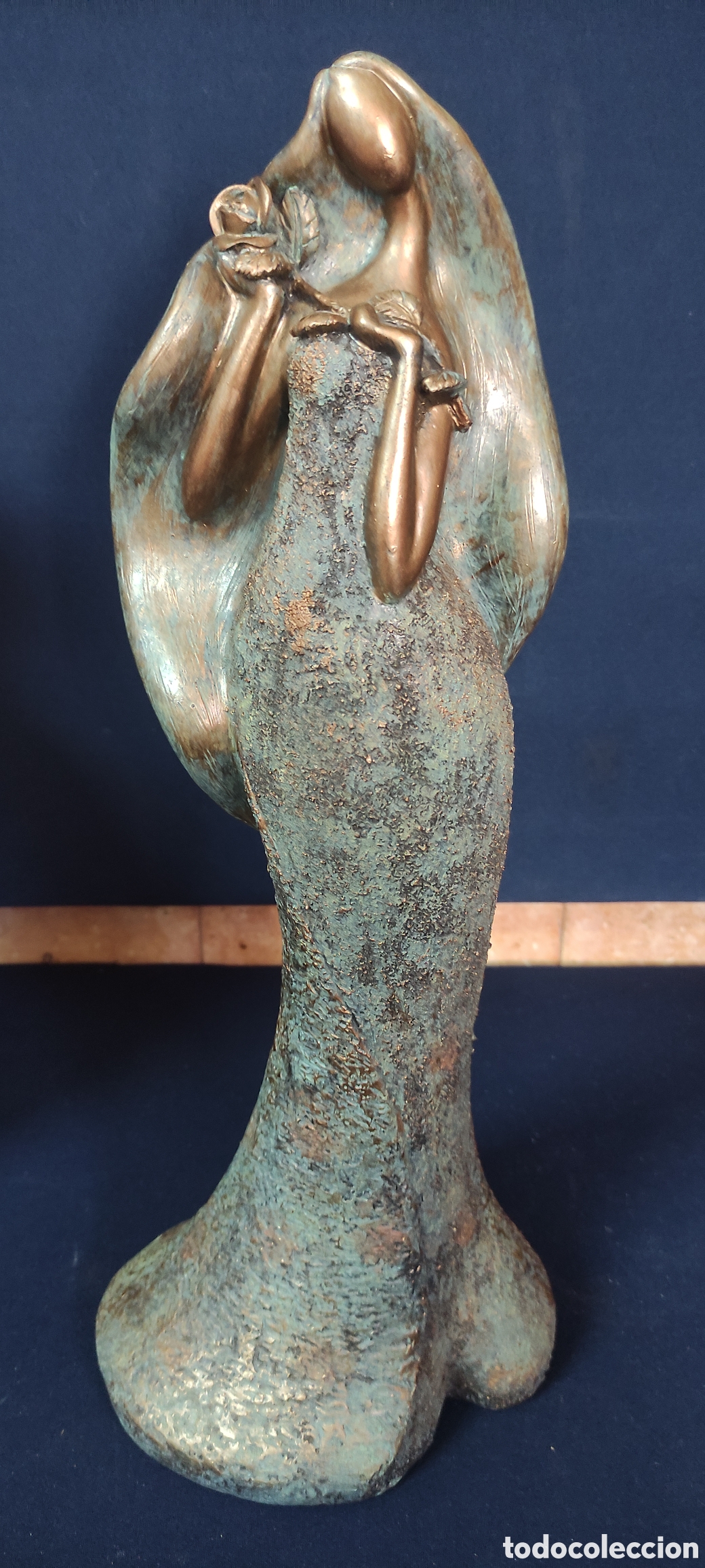 Antig&uuml;edades: FIGURA MUJER CON FLOR - Foto 1