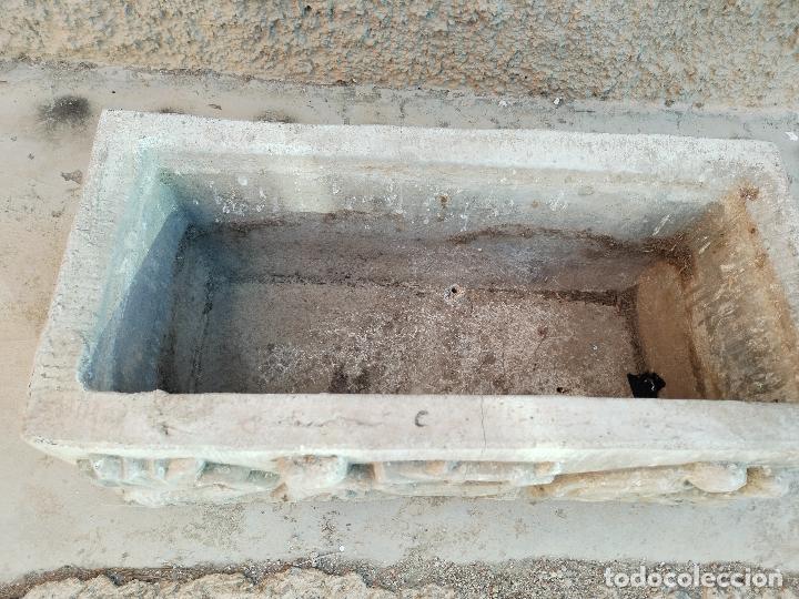 Antig&uuml;edades: macetero en piedra artificial - Foto 6