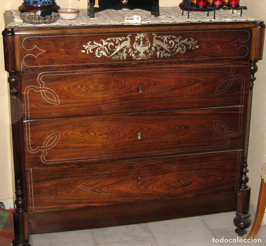 Antig&uuml;edades: C&oacute;moda antigua con incrustaciones - Foto 1