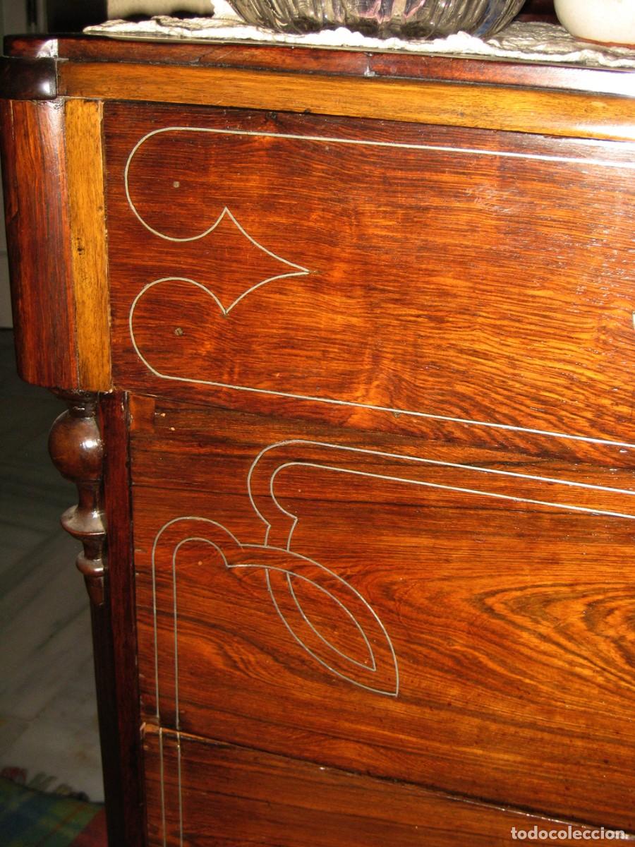 Antig&uuml;edades: C&oacute;moda antigua con incrustaciones - Foto 3