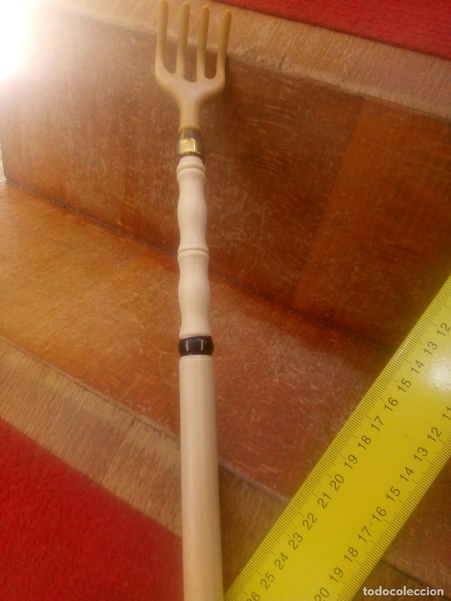 Antig&uuml;edades: RASCADOR MANO MADERA - Foto 5