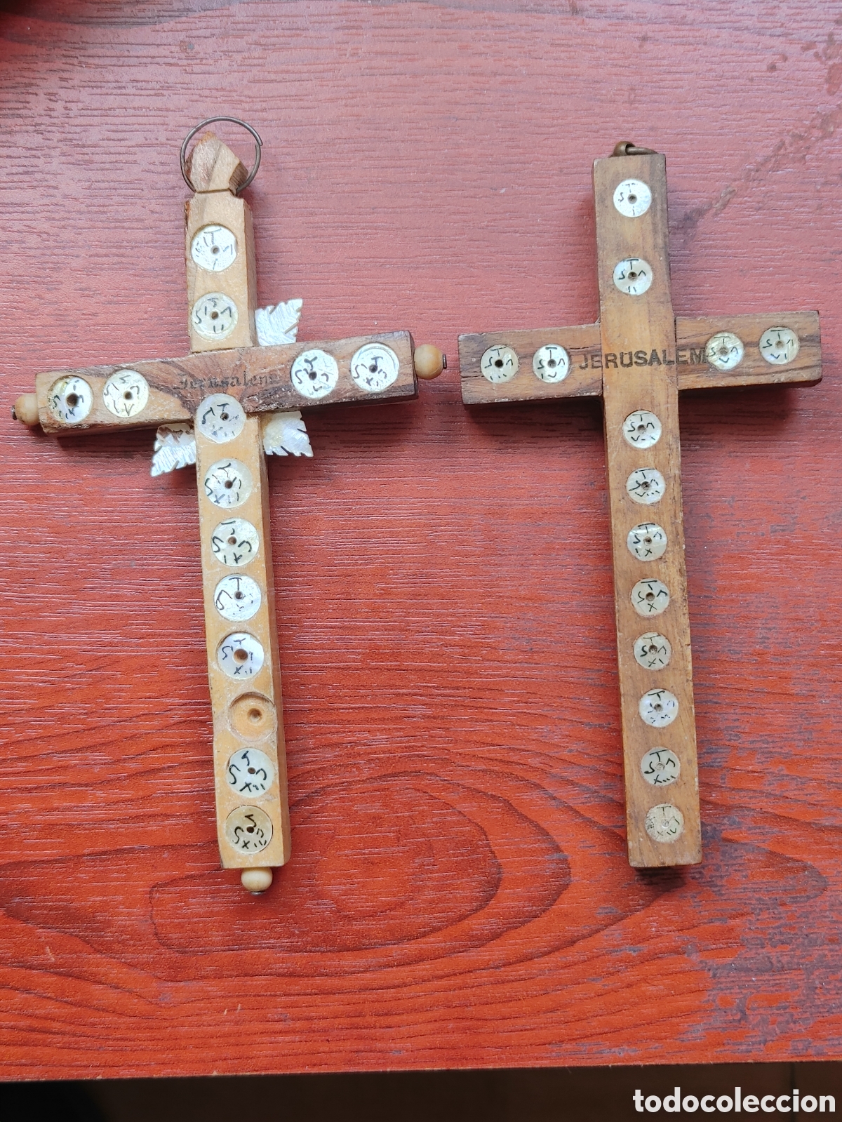 Antig&uuml;edades: Dos crucifijos en madera y nacar. - Foto 2
