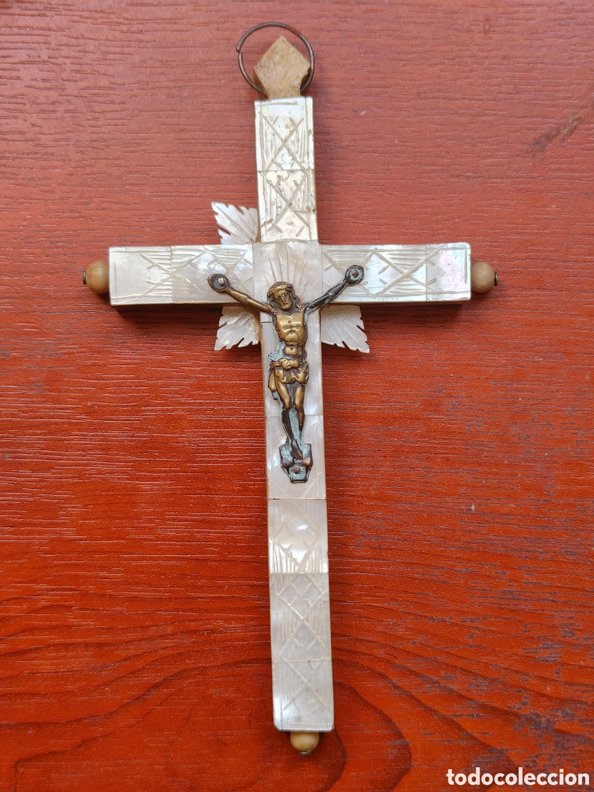 Antig&uuml;edades: Dos crucifijos en madera y nacar. - Foto 3