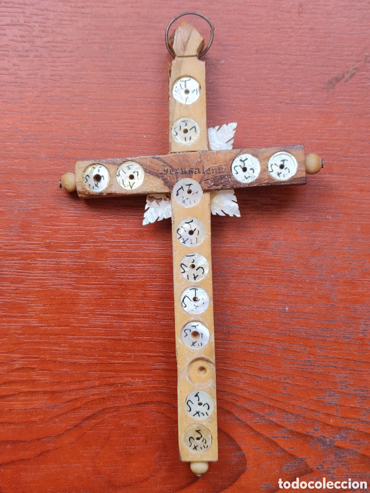 Antig&uuml;edades: Dos crucifijos en madera y nacar. - Foto 4
