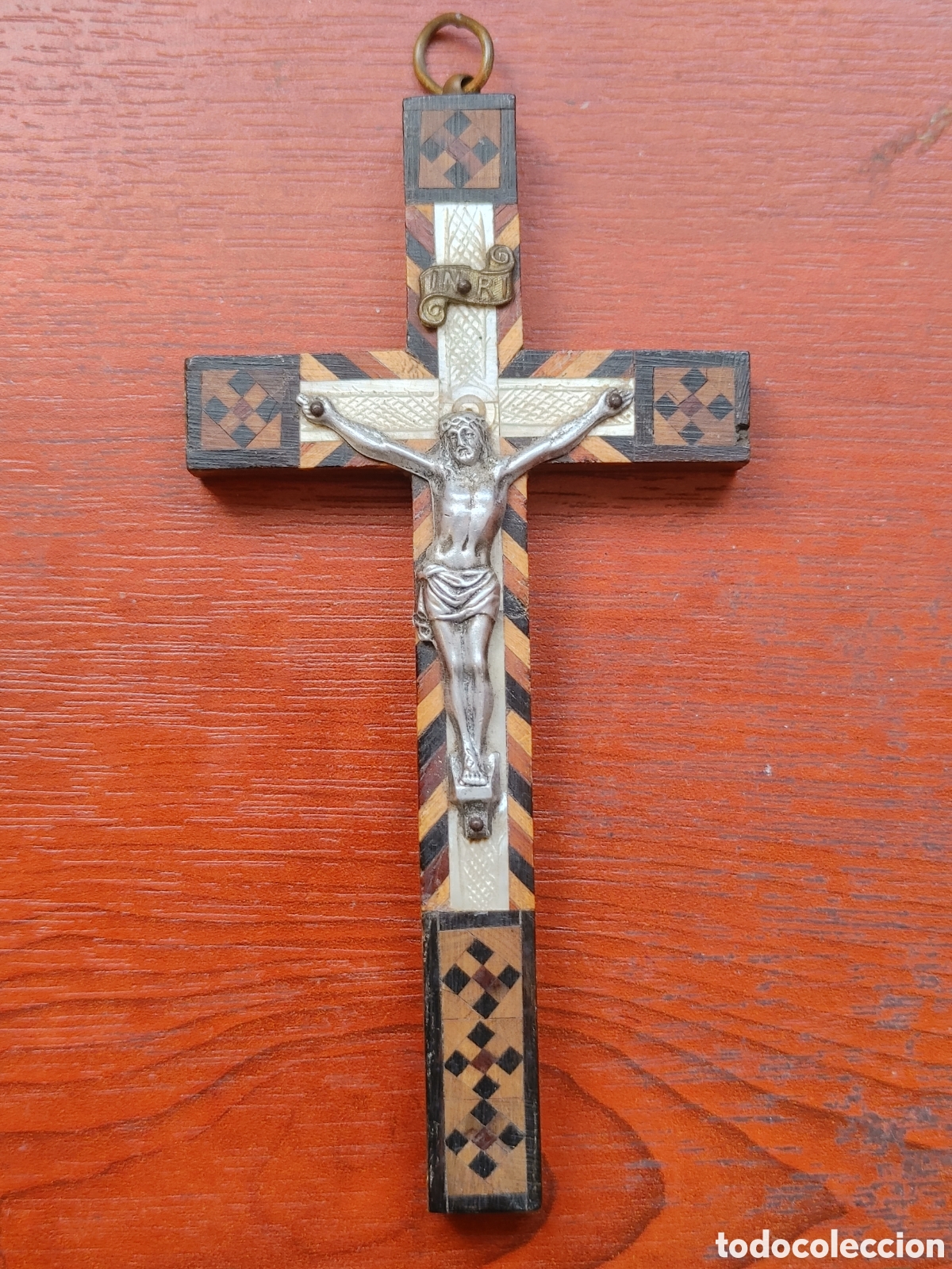 Antig&uuml;edades: Dos crucifijos en madera y nacar. - Foto 5