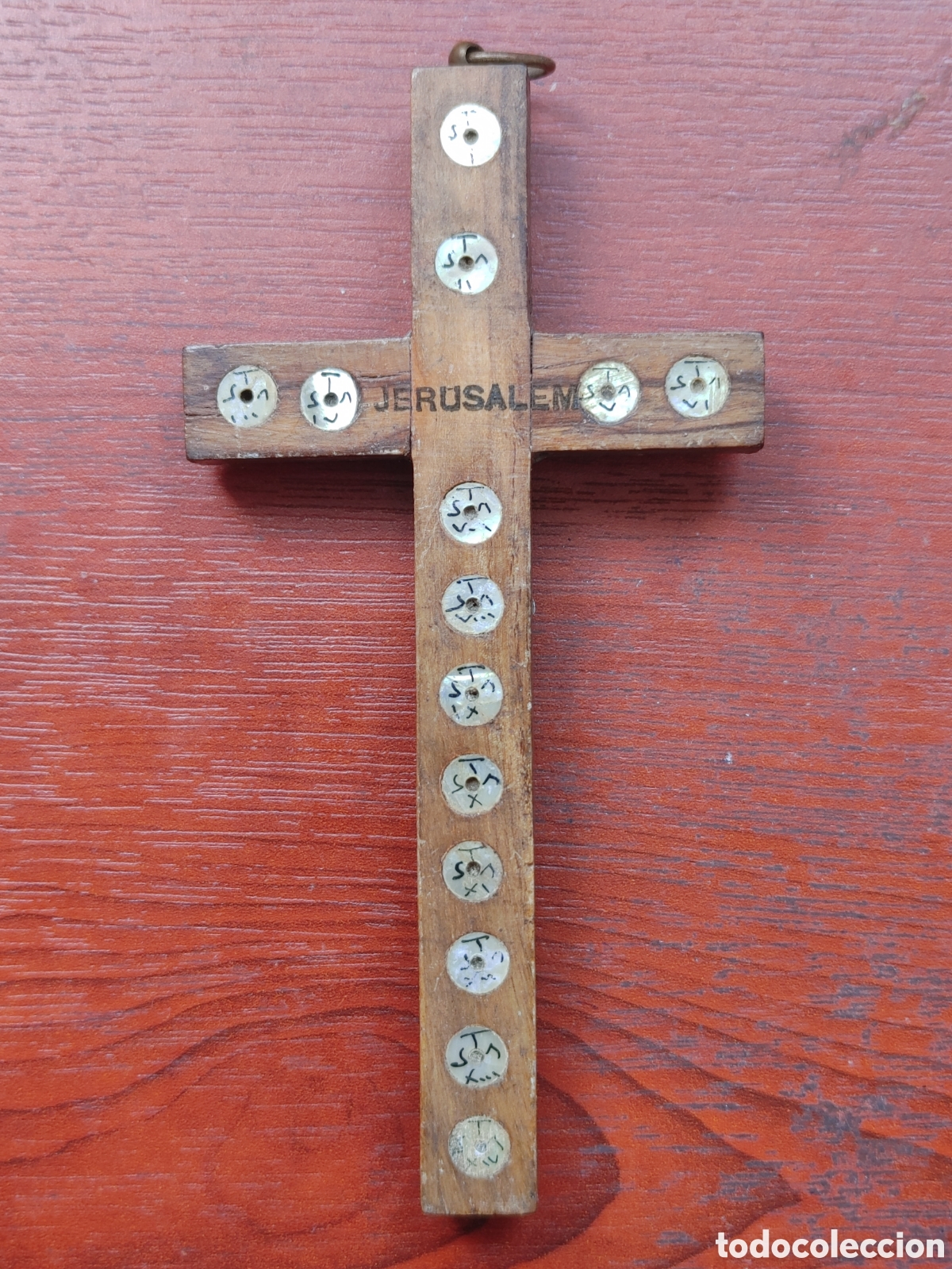 Antig&uuml;edades: Dos crucifijos en madera y nacar. - Foto 6