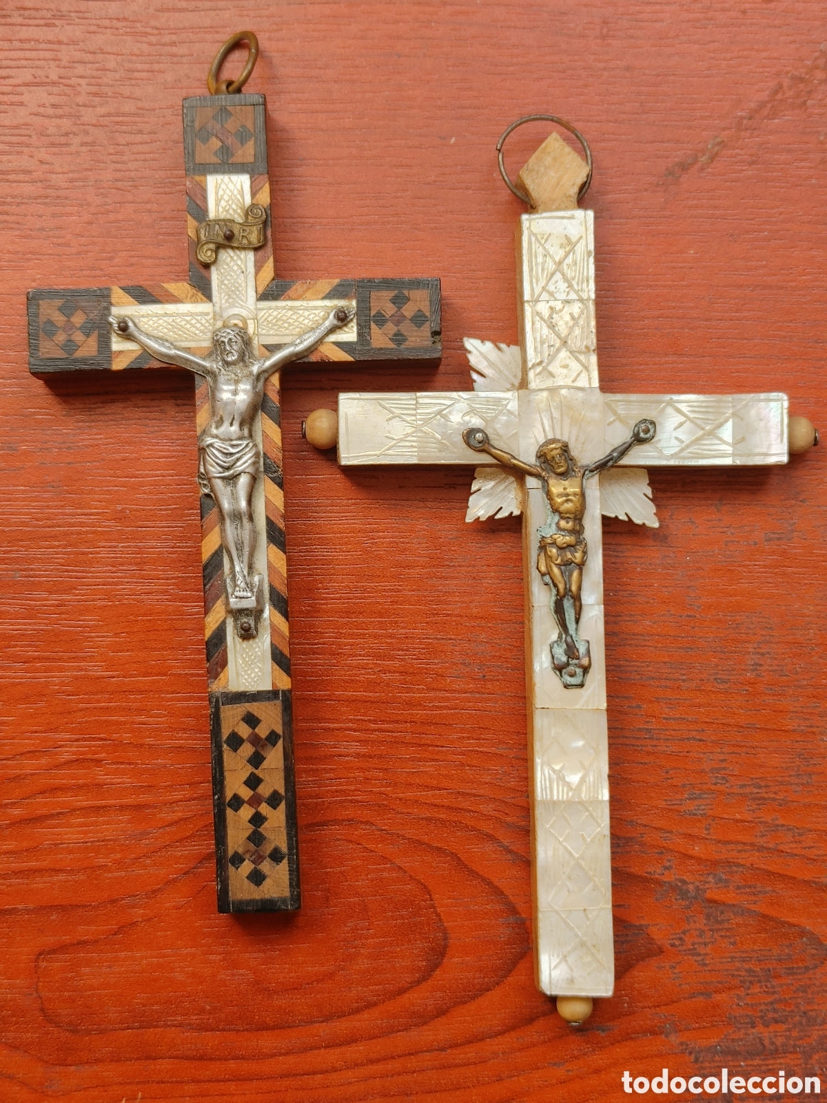 Antig&uuml;edades: Dos crucifijos en madera y nacar. - Foto 7