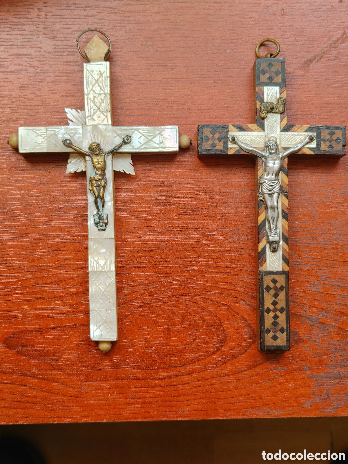 Antig&uuml;edades: Dos crucifijos en madera y nacar. - Foto 1