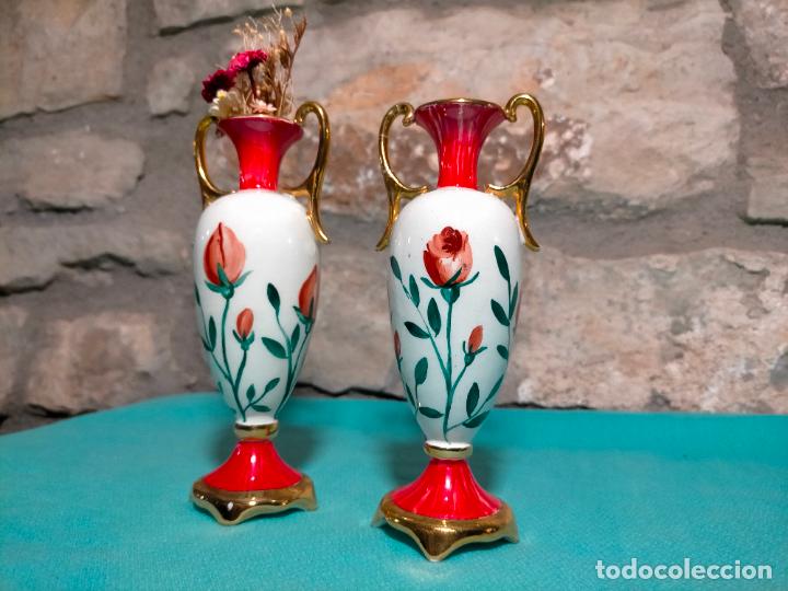 Antig&uuml;edades: Pareja de jarrones &aacute;nforas peque&ntilde;as de porcelana pintada con flores antiguos miniatura decorativos