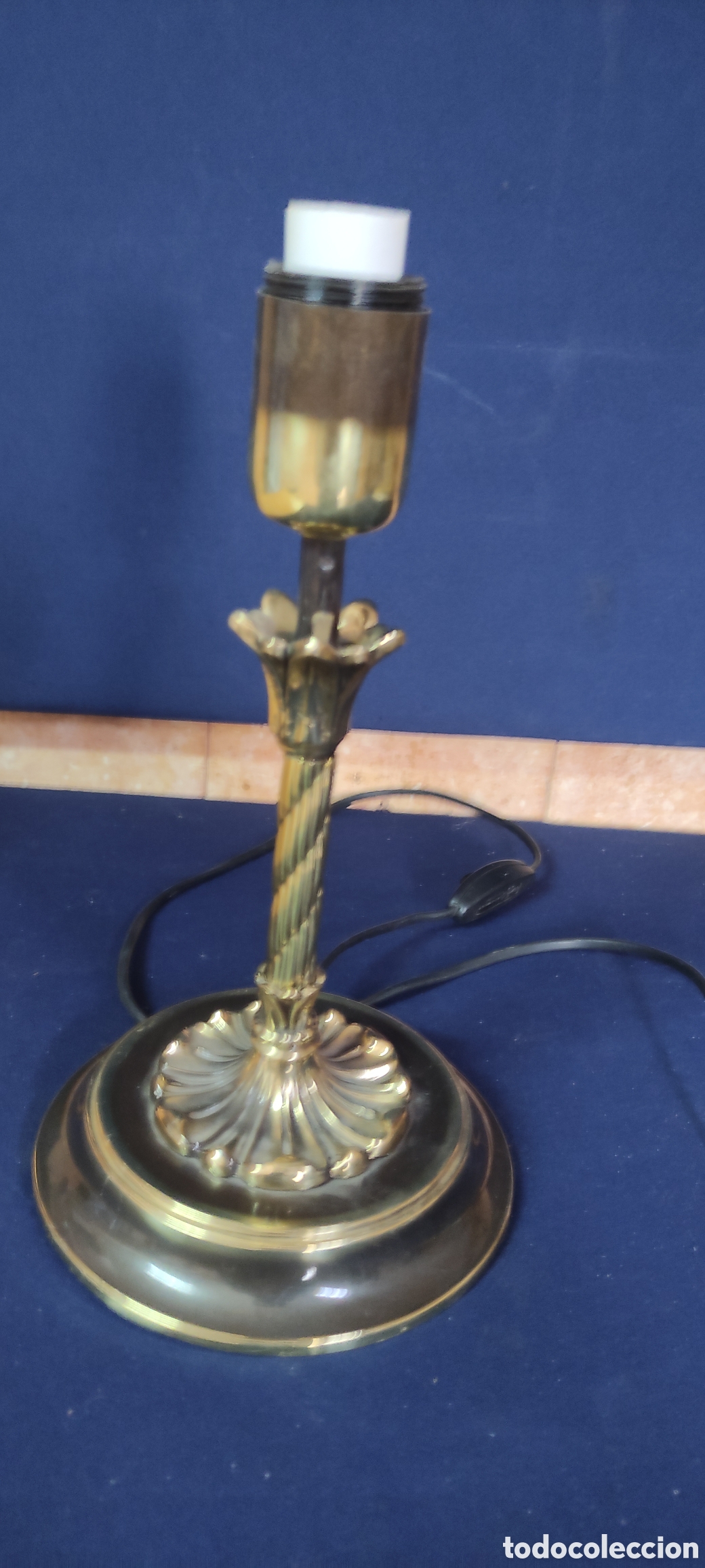Antig&uuml;edades: PIE DE LAMPARA DE BRONCE Y LATON - Foto 2