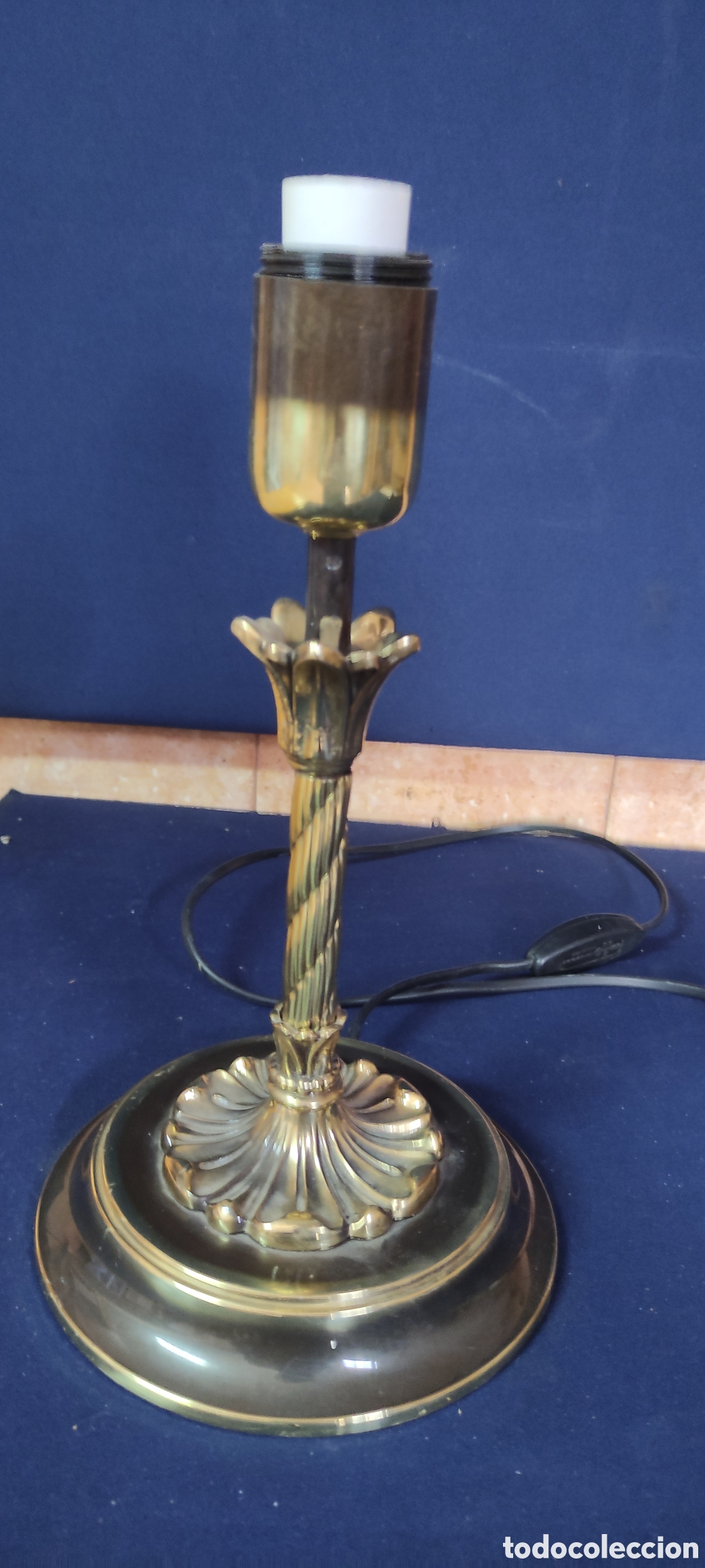 Antig&uuml;edades: PIE DE LAMPARA DE BRONCE Y LATON - Foto 3