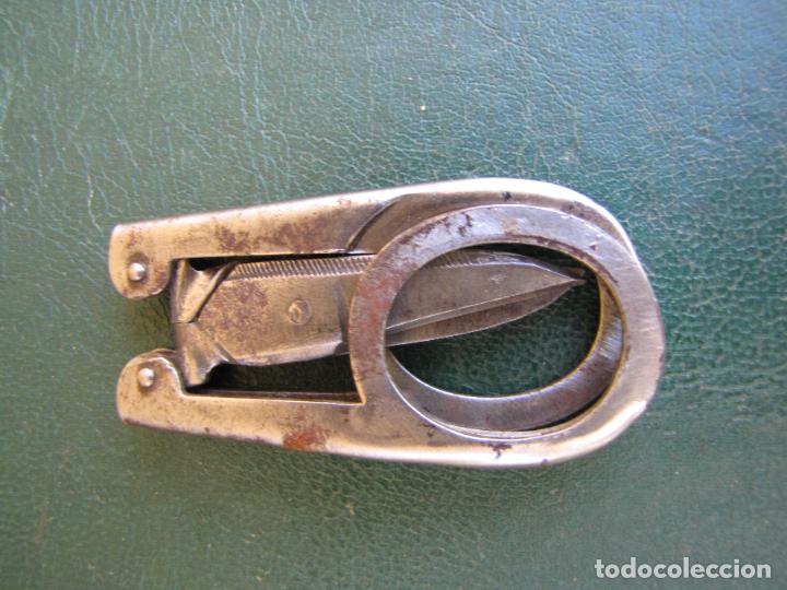 Antig&uuml;edades: 76.- Tijeras plegables marcadas - Foto 2