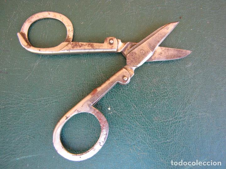 Antig&uuml;edades: 76.- Tijeras plegables marcadas - Foto 3