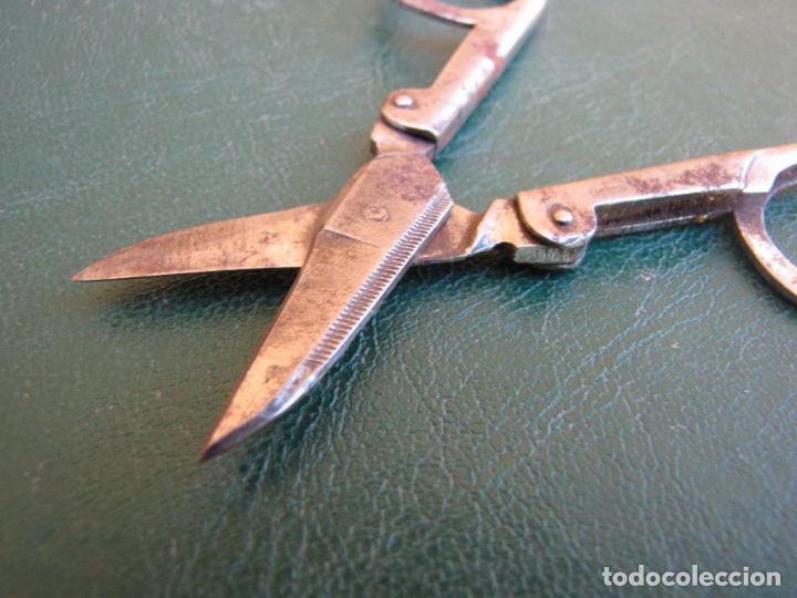Antig&uuml;edades: 76.- Tijeras plegables marcadas - Foto 4