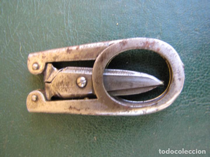 Antig&uuml;edades: 76.- Tijeras plegables marcadas - Foto 1