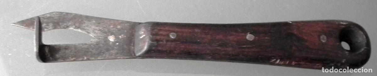 Antig&uuml;edades: ANTIGUO ABRELATAS CON MANGO DE MADERA RICH A HEDER SOLINGEN - Foto 1