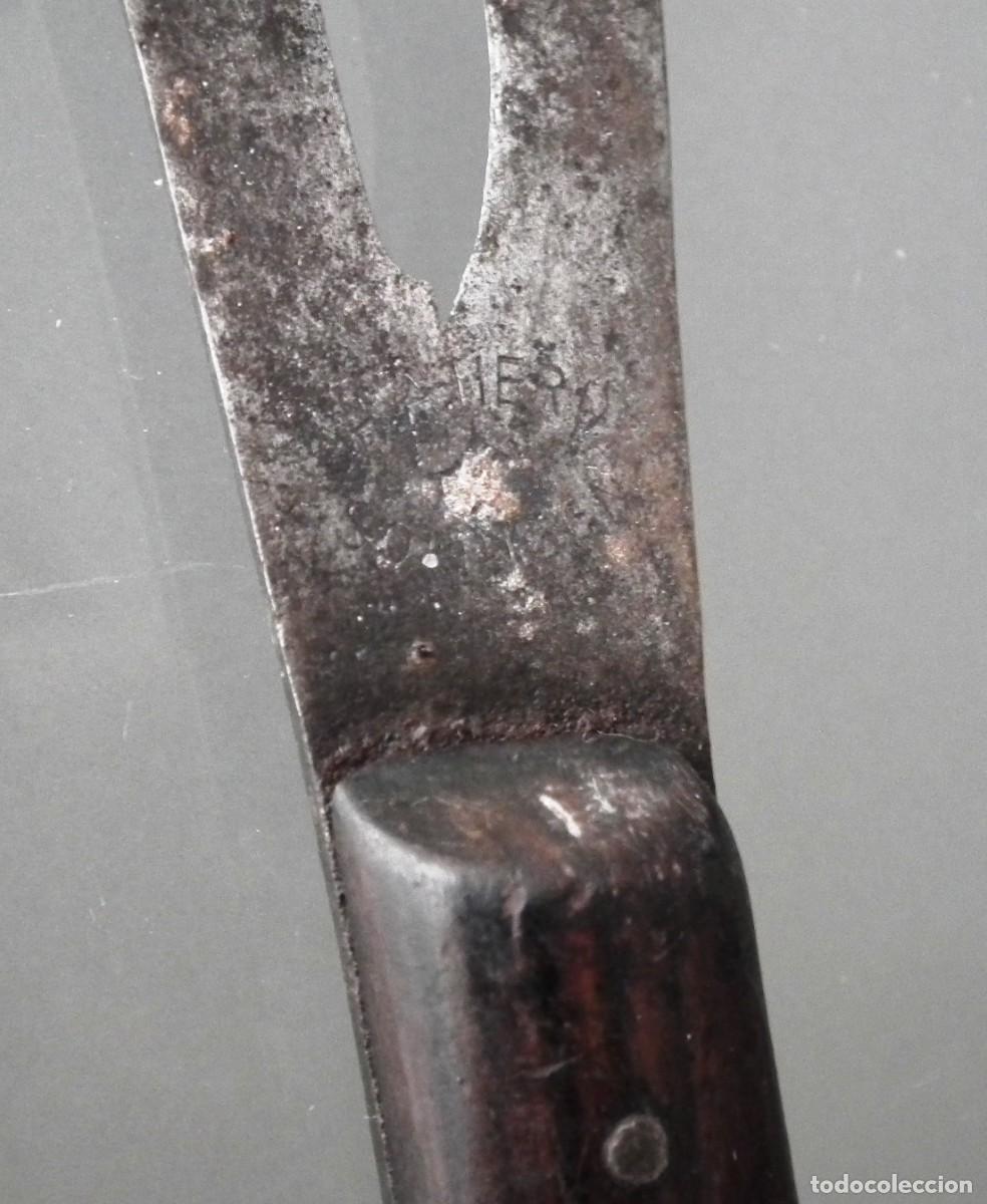 Antig&uuml;edades: ANTIGUO ABRELATAS CON MANGO DE MADERA RICH A HEDER SOLINGEN - Foto 2