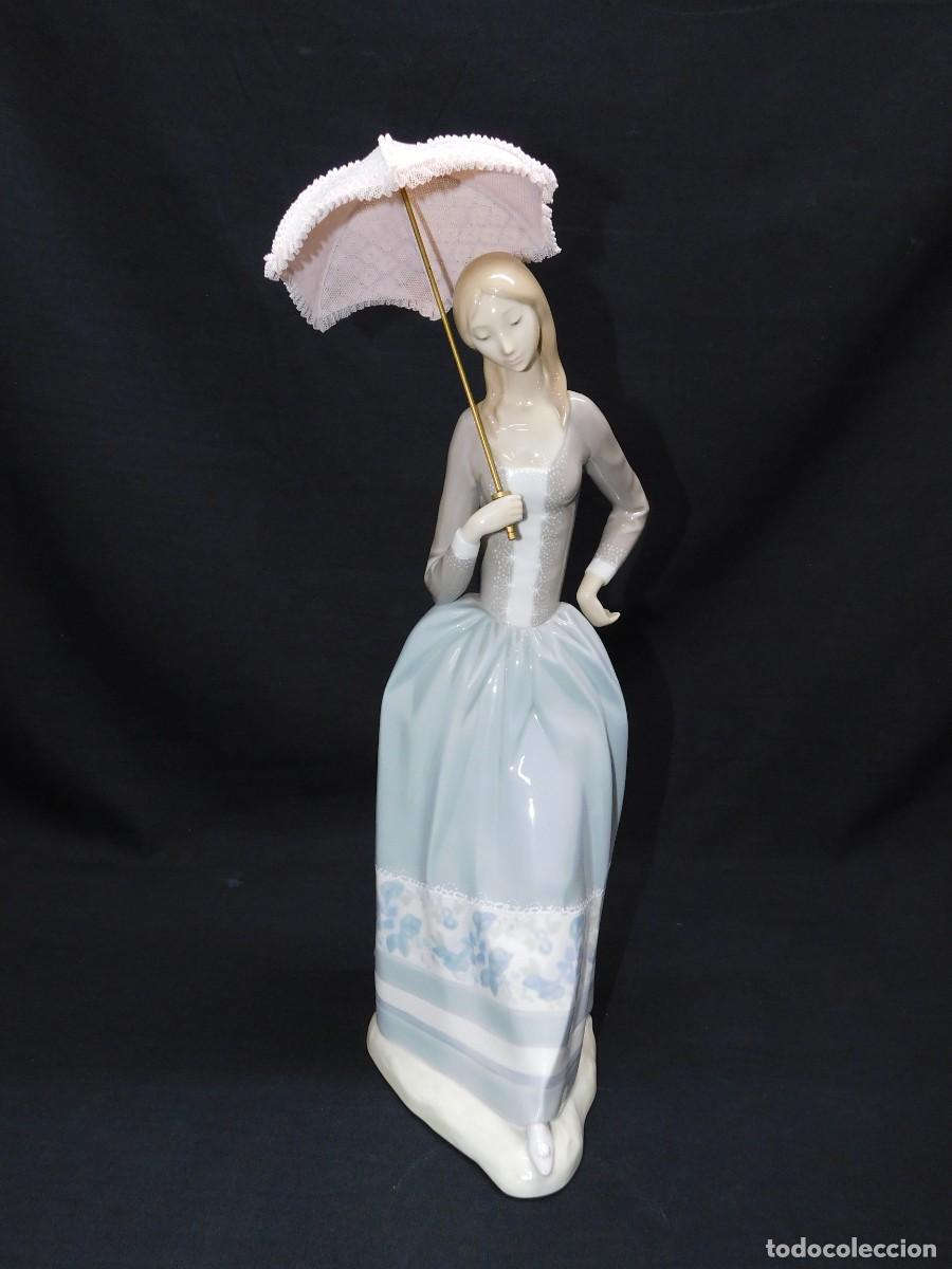 Antig&uuml;edades: FIGURA LLADR&Oacute; - DAMA DEL PARAGUAS - Foto 1