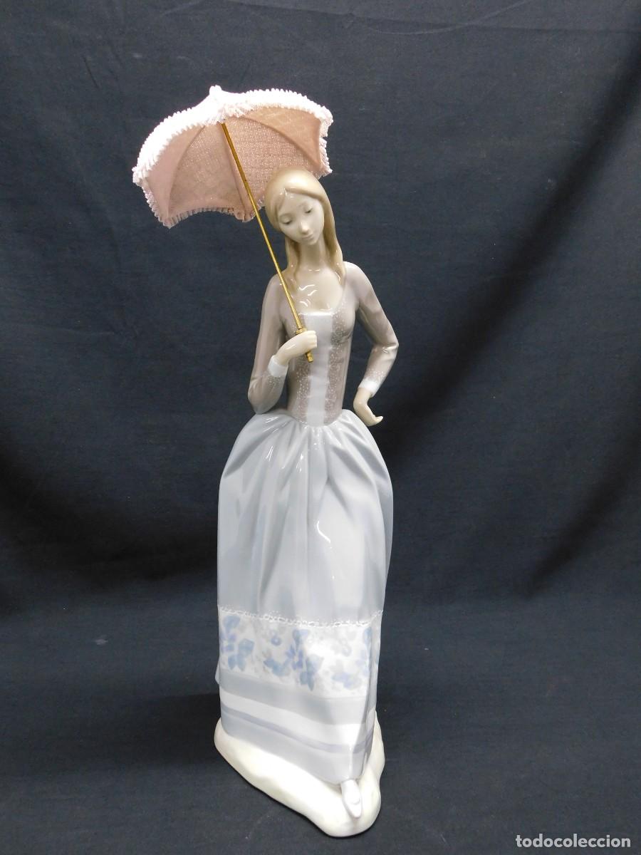 Antig&uuml;edades: FIGURA LLADR&Oacute; - DAMA DEL PARAGUAS - Foto 2