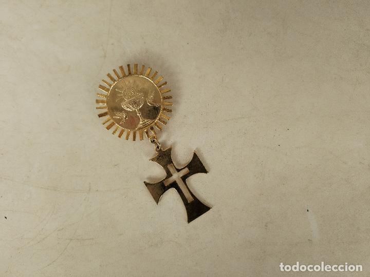 Antig&uuml;edades: alfiler medalla dorada de comunion - Foto 1