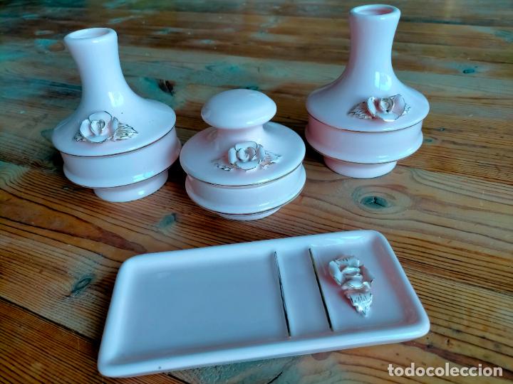 Antig&uuml;edades: Lote de tocador jarrones peque&ntilde;os de porcelana rosa y dorado bandeja y recipiente a&ntilde;os 70