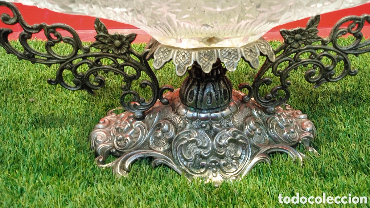 Antig&uuml;edades: GRAN CENTRO DE MESA DE LATON Y CRISTAL. - Foto 3