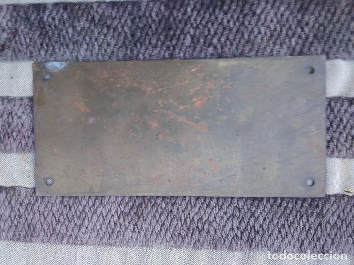 Antig&uuml;edades: Placa de lat&oacute;n de catedr&aacute;tico. Vitrina 16 - Foto 2