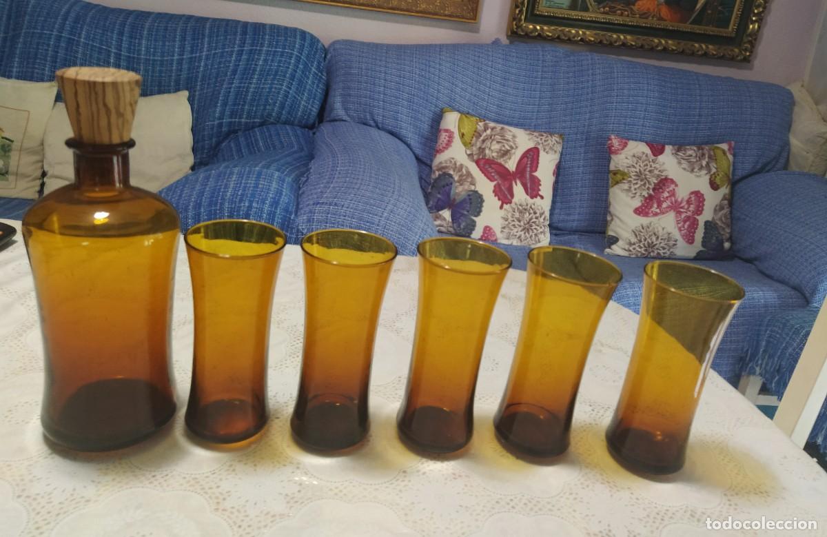 Antig&uuml;edades: Lote botella y vasos de cristal &aacute;mbar - Foto 1