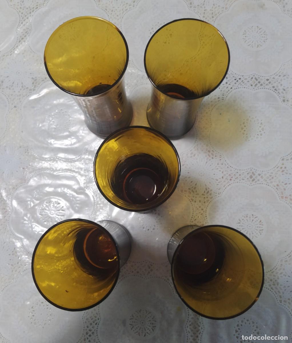 Antig&uuml;edades: Lote botella y vasos de cristal &aacute;mbar - Foto 2