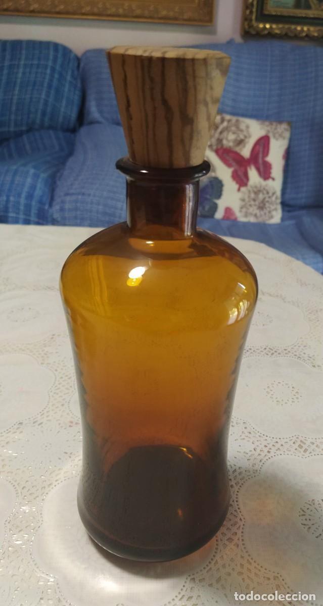 Antig&uuml;edades: Lote botella y vasos de cristal &aacute;mbar - Foto 3