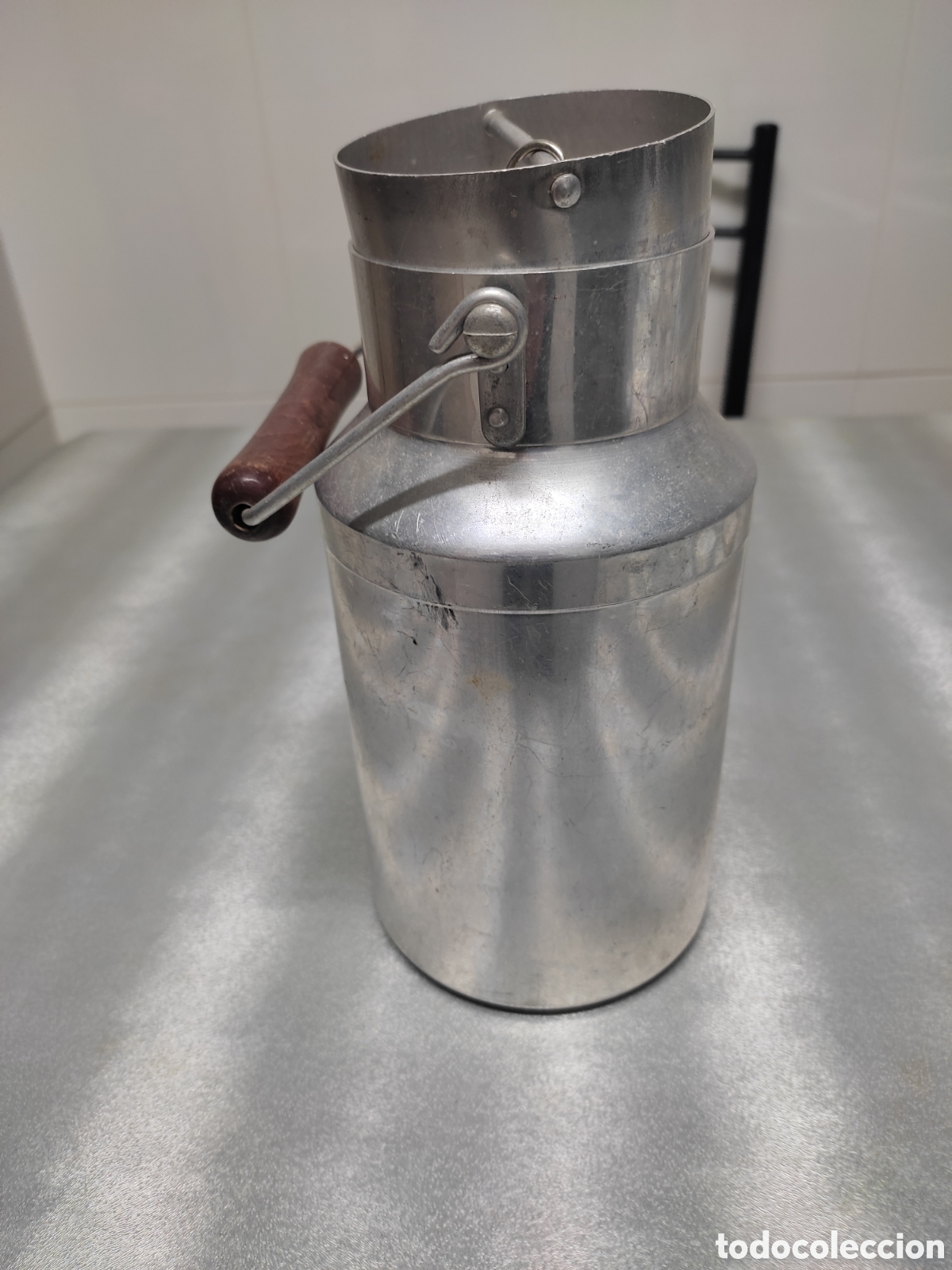 Antig&uuml;edades: Lechera antigua de aluminio - Foto 2
