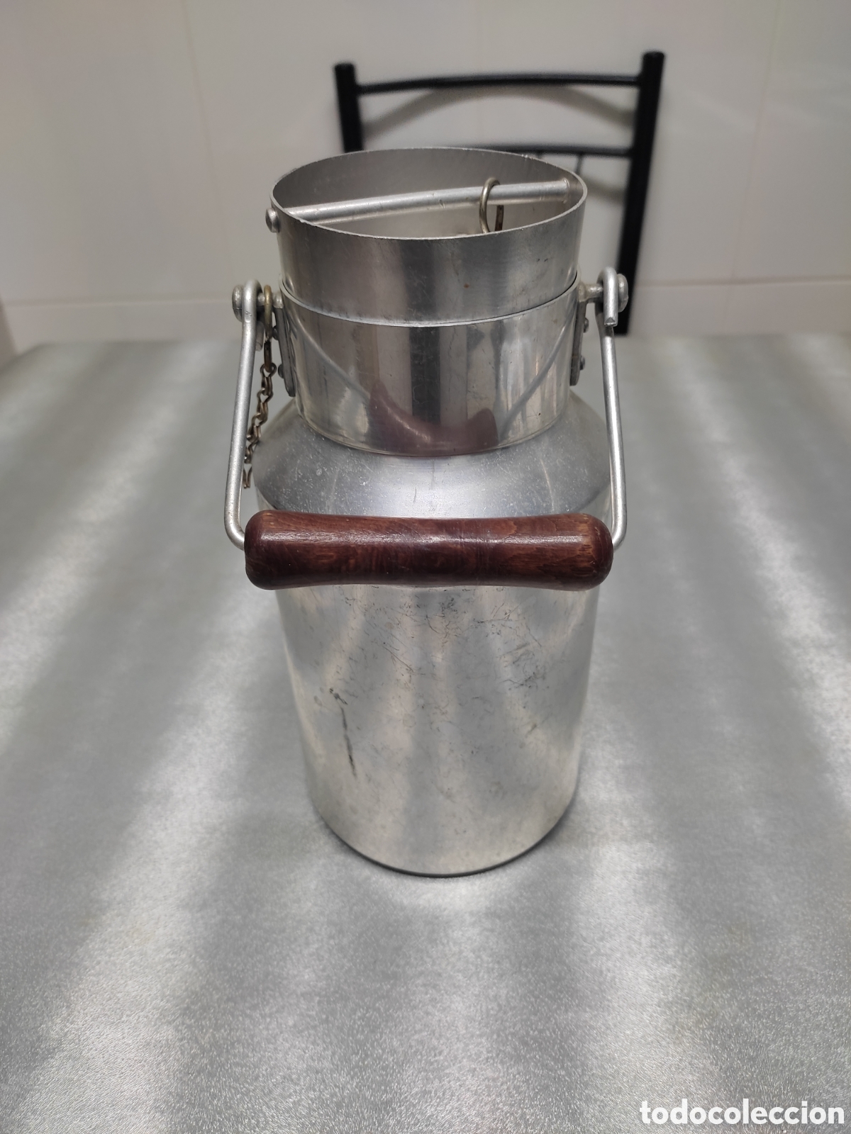 Antig&uuml;edades: Lechera antigua de aluminio - Foto 1