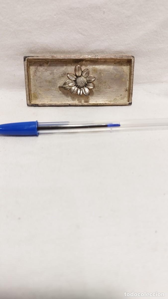 Antiques: Antigua Pieza Ornamento de metal,con flor.