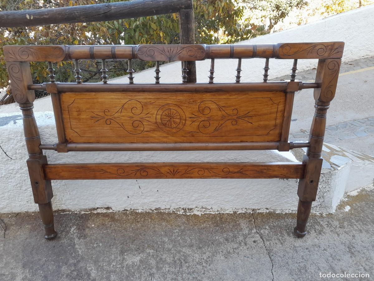 Antig&uuml;edades: Cabecero de cama de madera torneada y tallada - Foto 1