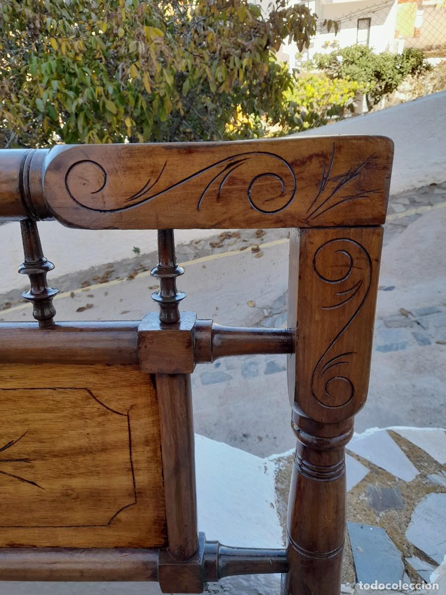 Antig&uuml;edades: Cabecero de cama de madera torneada y tallada - Foto 2