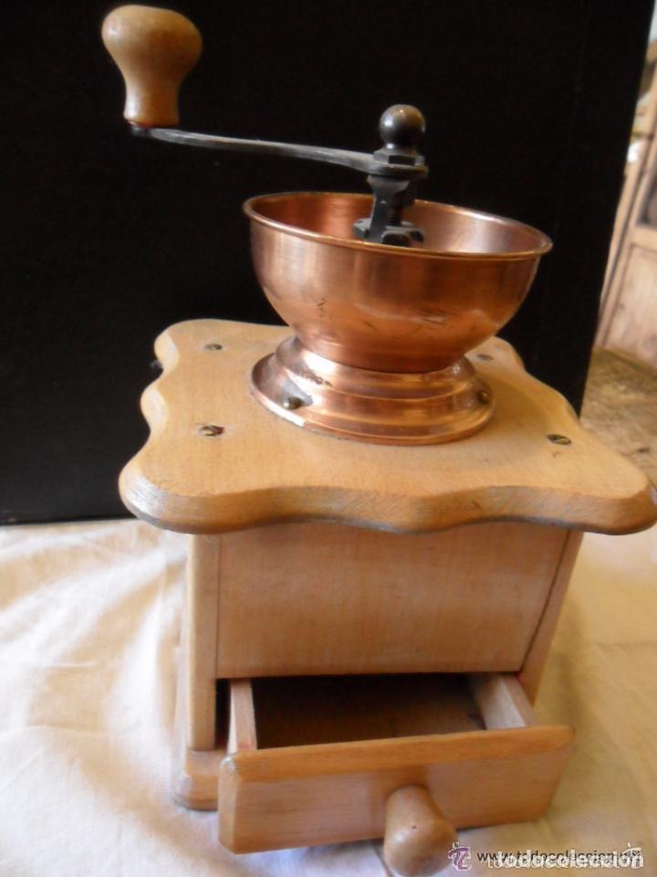 MOLINILLO DE CAF&Eacute; EN MADERA FUNCIONANDO - ANTIGUO