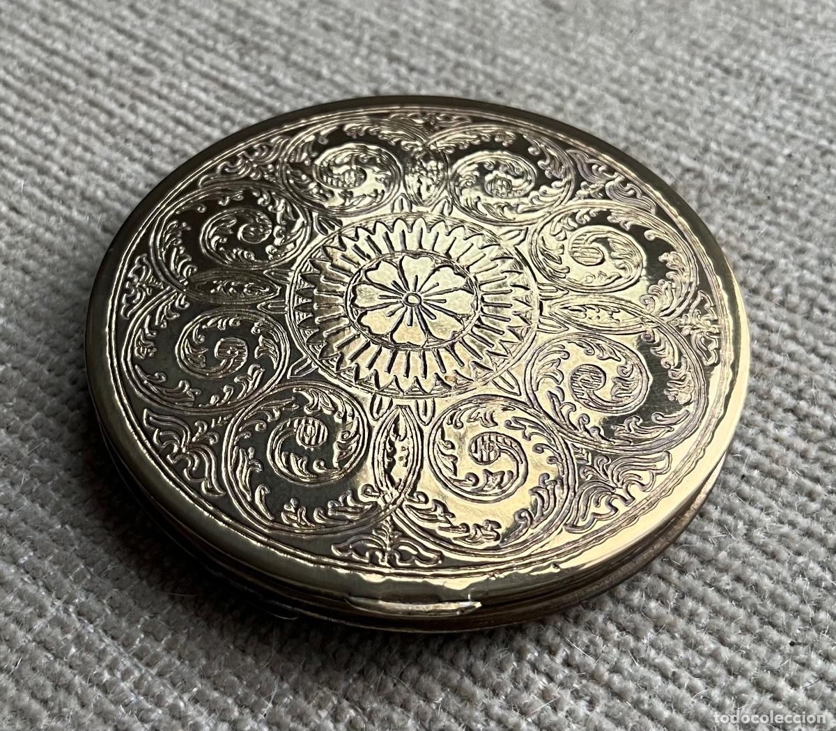 Antig&uuml;edades: Polvera de metal dorado con la tapa decorada - Foto 1