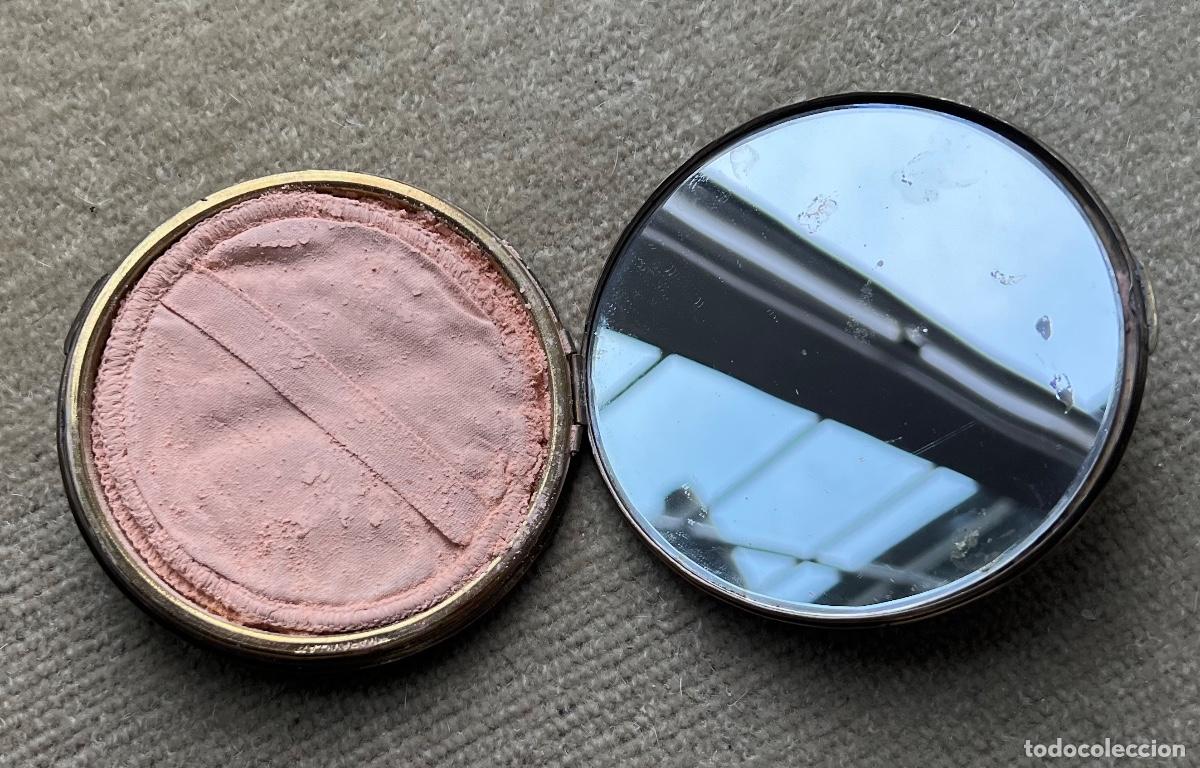 Antig&uuml;edades: Polvera de metal dorado con la tapa decorada - Foto 3