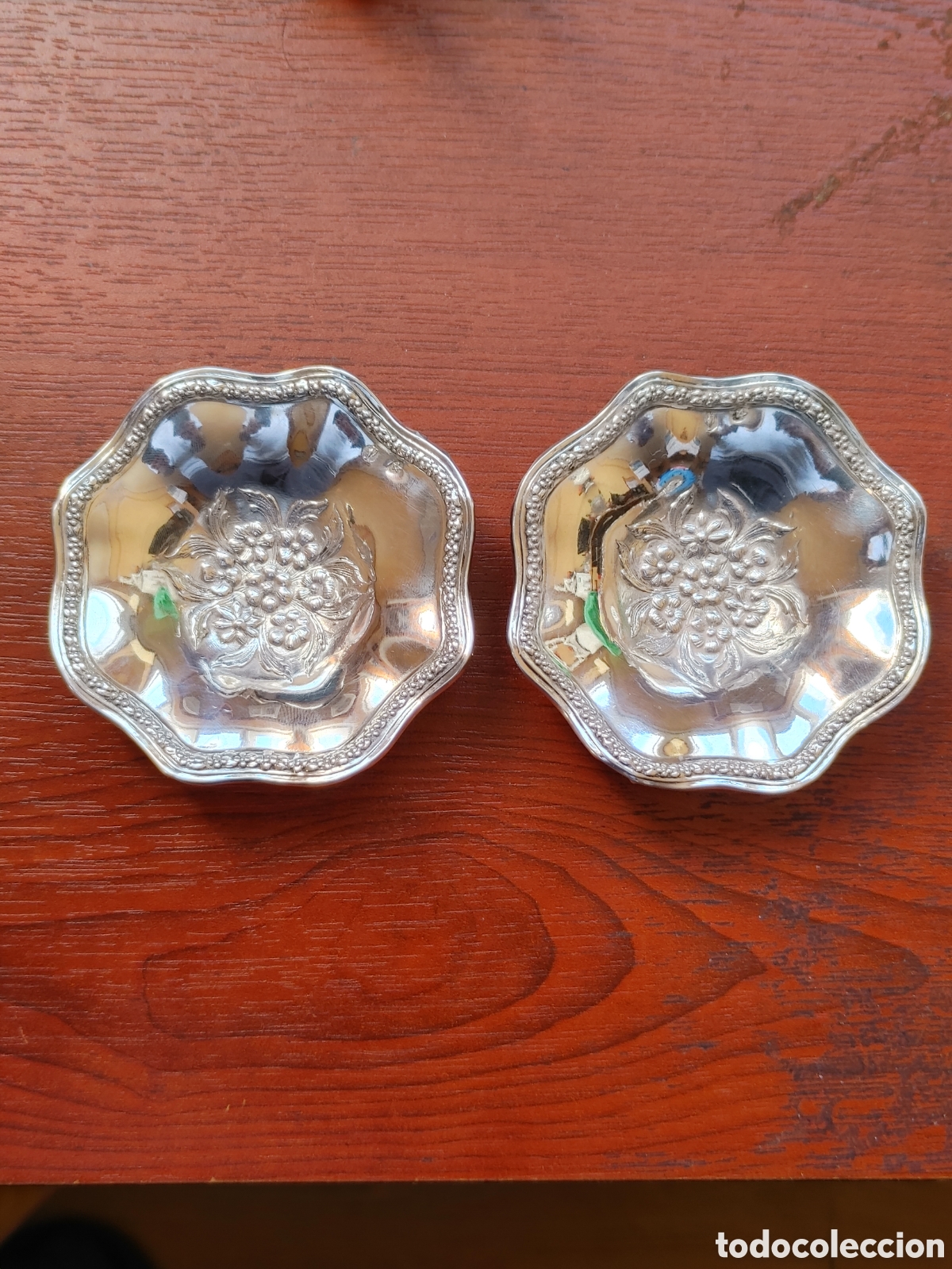 Antig&uuml;edades: Pareja de platitos en plata punzonada. - Foto 1