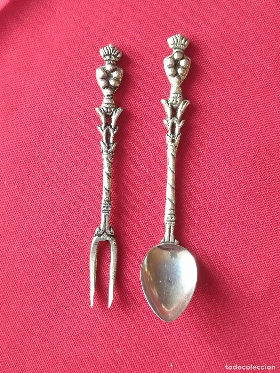 Antiques: Bonitos cubiertos de aperitivos en metal plateado.