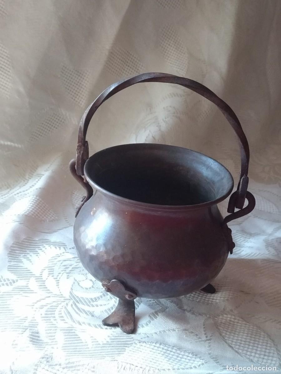 Antig&uuml;edades: Antigua olla de cobre con 3 patas. - Foto 1
