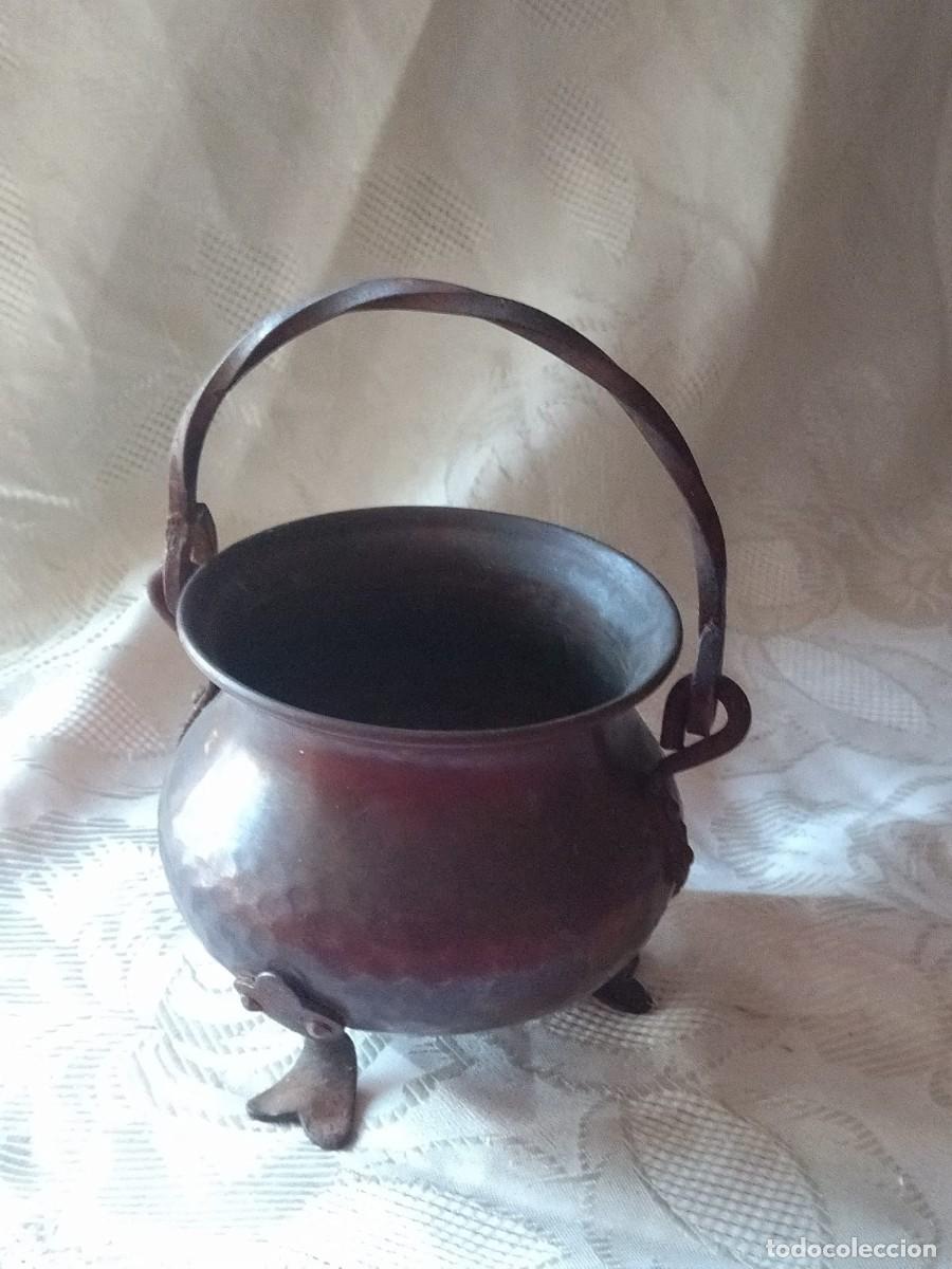 Antig&uuml;edades: Antigua olla de cobre con 3 patas. - Foto 2
