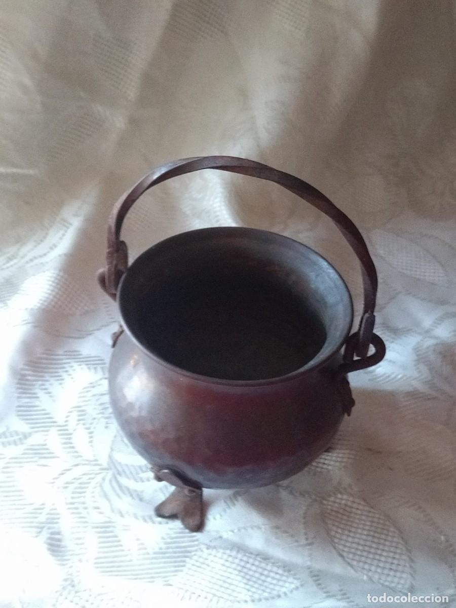 Antig&uuml;edades: Antigua olla de cobre con 3 patas. - Foto 3