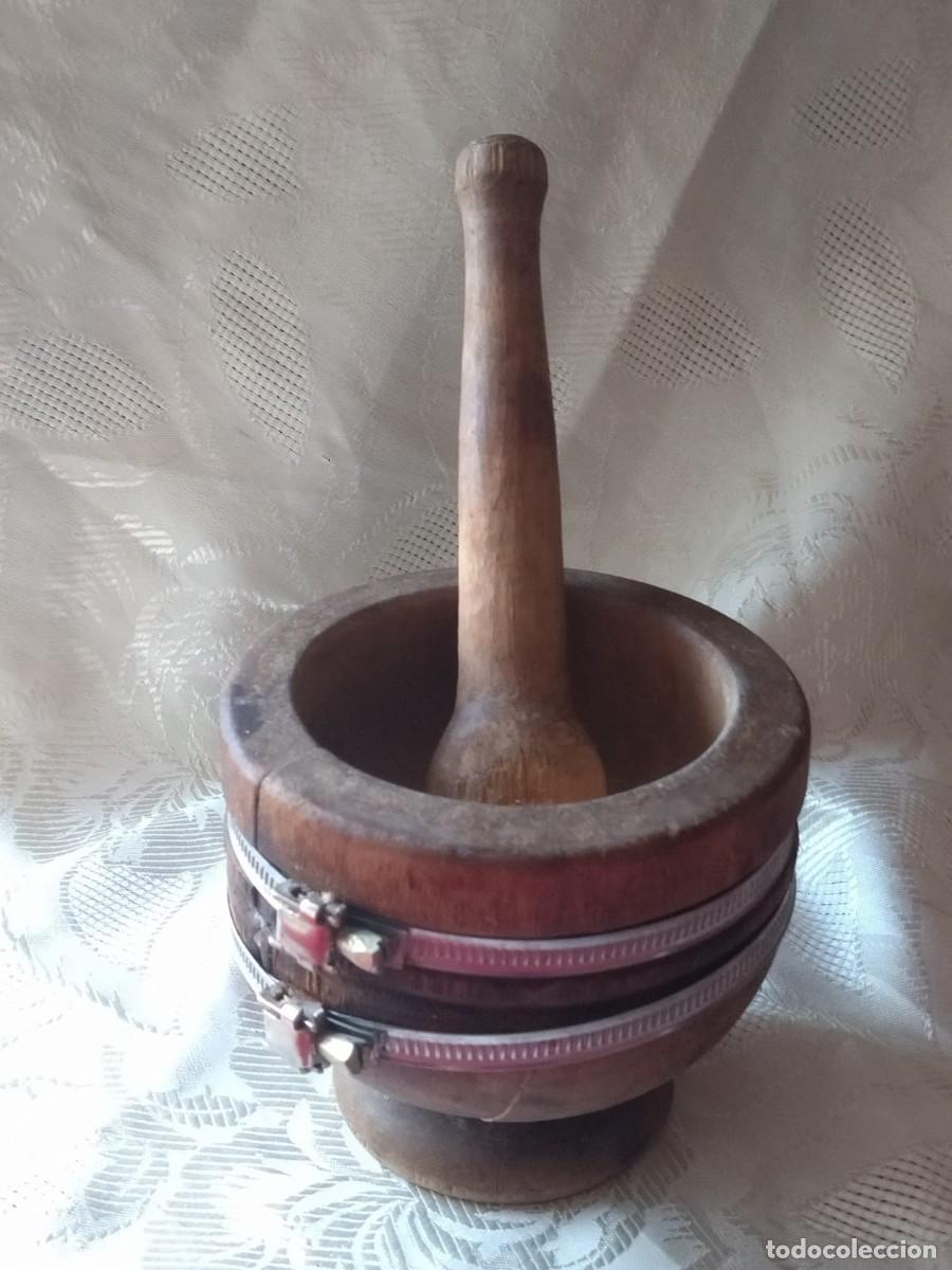 Antig&uuml;edades: Antiguo mortero almirez de madera, la&ntilde;ado con abrazaderas. - Foto 1